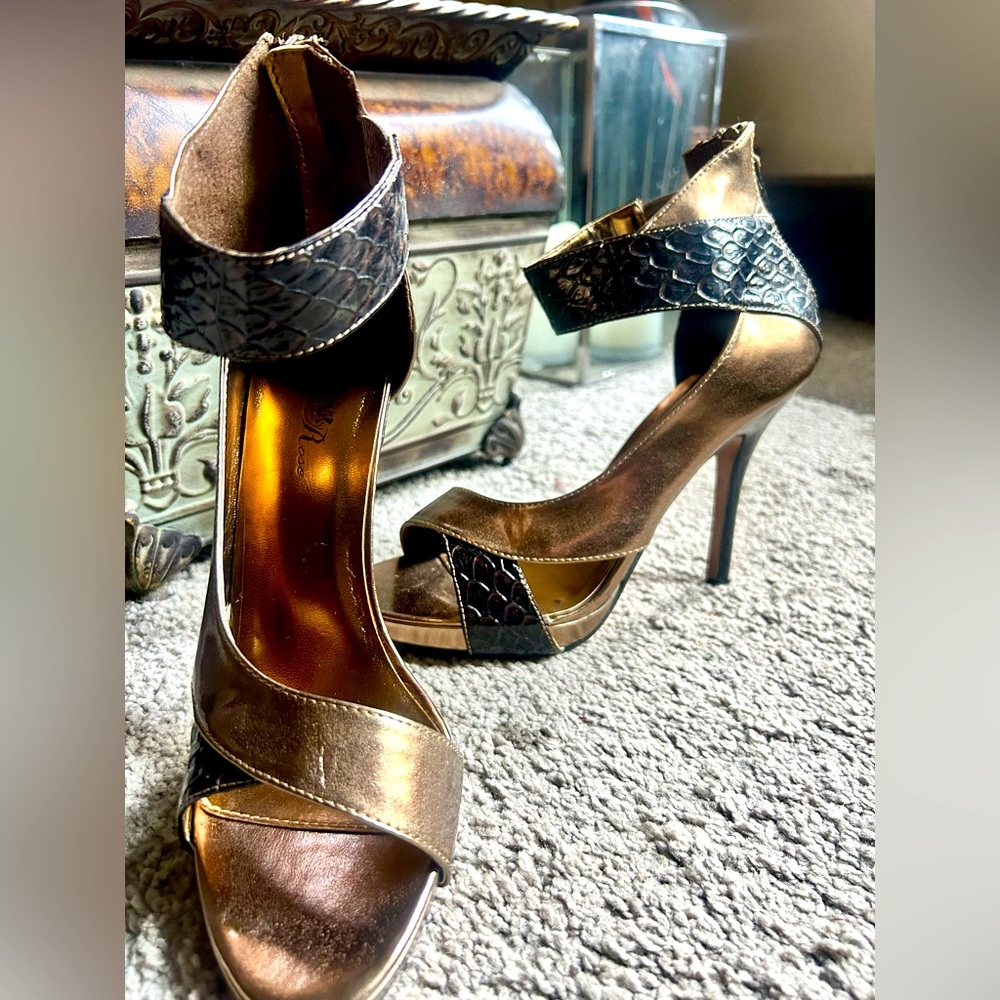 Gold and Black High Heeled Sandals with Open-Toe Design